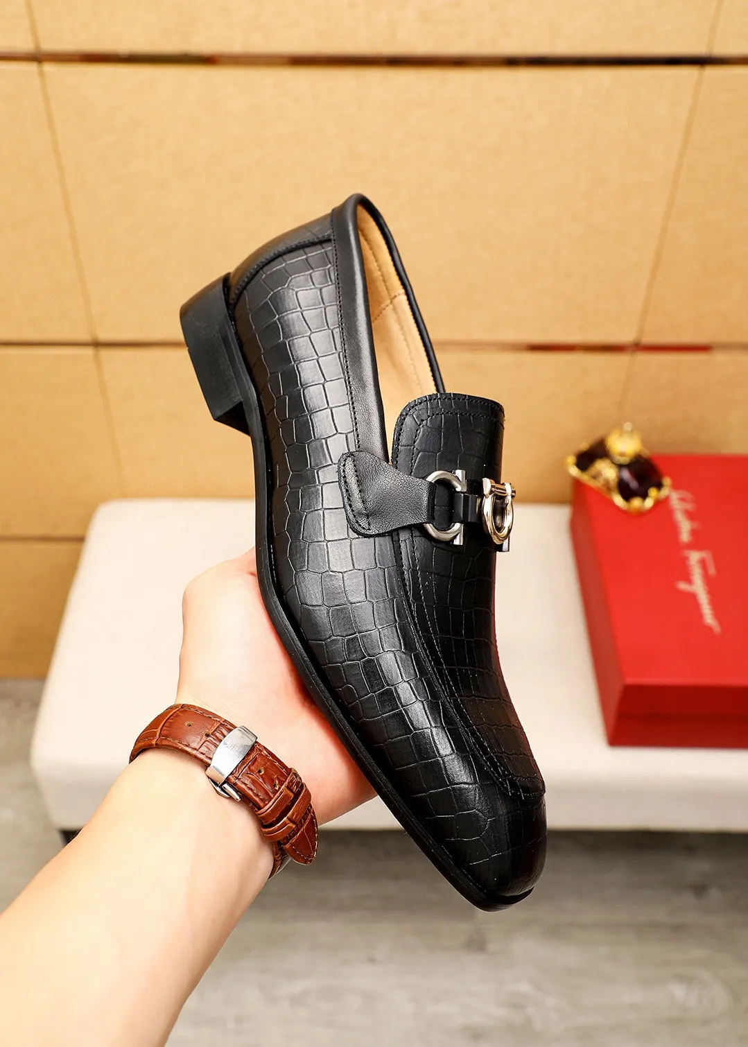 Men's shoes 💰442 💐 Product trademark: Ferragamo "Ferragamo" casual leather shoes Regular size: 38-44 (45.46🉑️customized) Product materials: Selected imported first-layer calfskin embossed upper + original hardware buckle, imported water-dyed cow leather lining. Strong three-dimensional visual effect, combined outsole Color: 1⃣️color optional